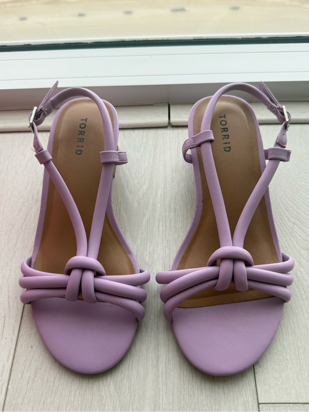 Beautiful Purple Lilac Knot-Front Strappy Heels Sandles - size 9W